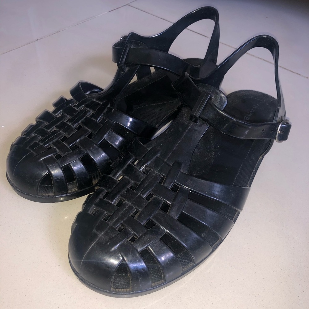 Black, plastic flats 🖤